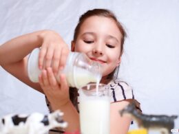 Где больше кальция в молоке или кефире?