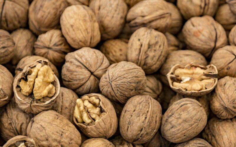 Какие орехи содержат витамин в12?