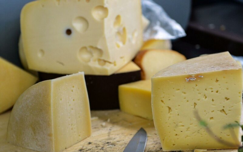 Почему от сыра поправляются?