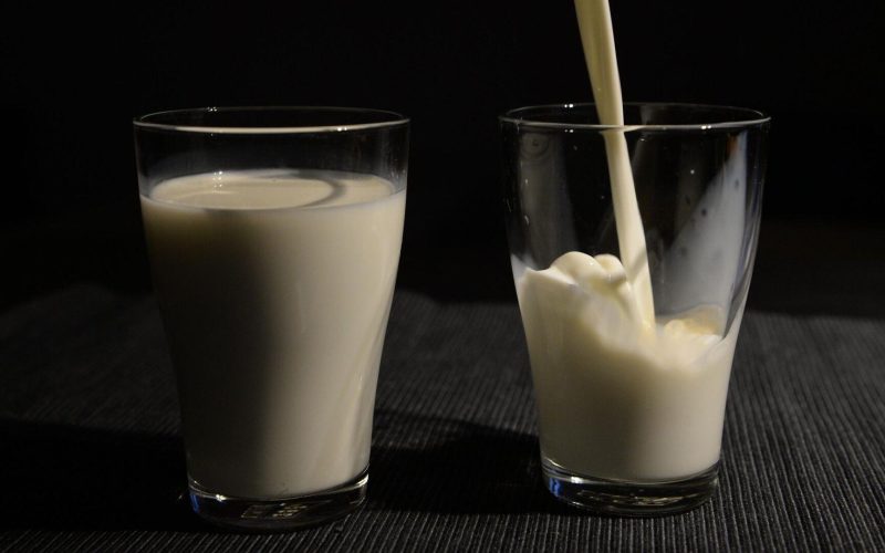Чем полезно молоко натощак?
