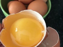 Что вреднее в яйце белок или желток?