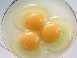 Где больше белка в яйце в белке или желтке?
