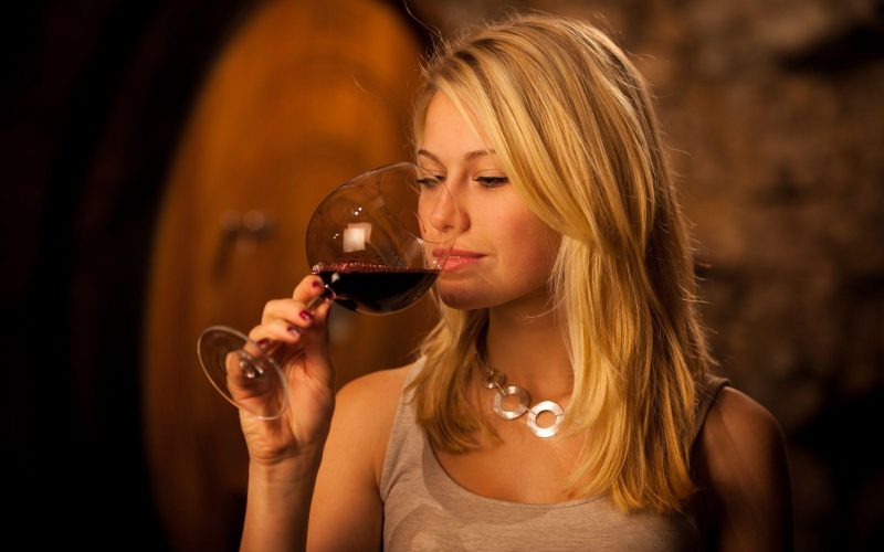 Как вино действует на женщин?