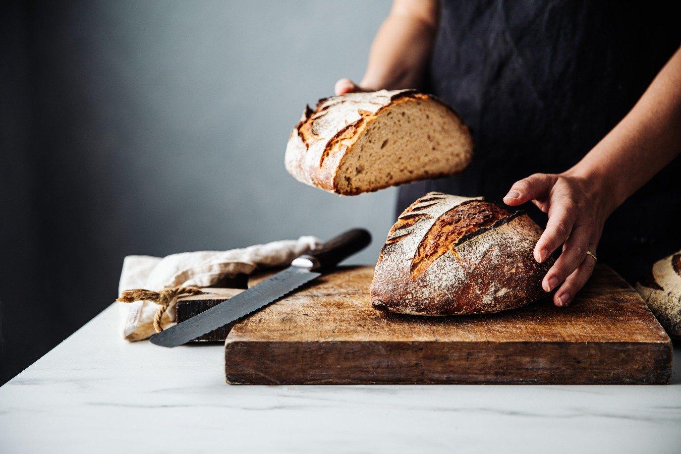 Замена хлеба. Доска для хлеба. Хлеб в руках пекаря. Замороженный хлеб. Хлеб без вреда для фигуры.