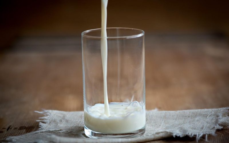Нужно ли пить молоко перед сном?