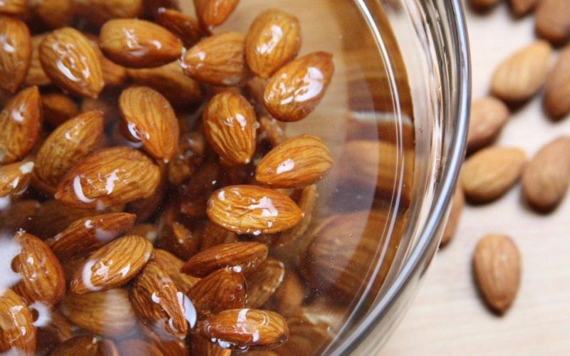 Нужно ли замачивать грецкие орехи в воде?