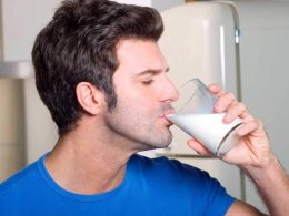 Почему мужчинам после 40 нельзя пить молоко?