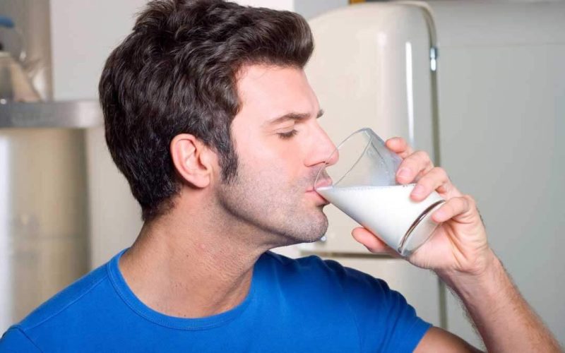 Почему мужчинам после 40 нельзя пить молоко?