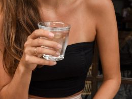 Почему не нужно пить 2л воды в день?