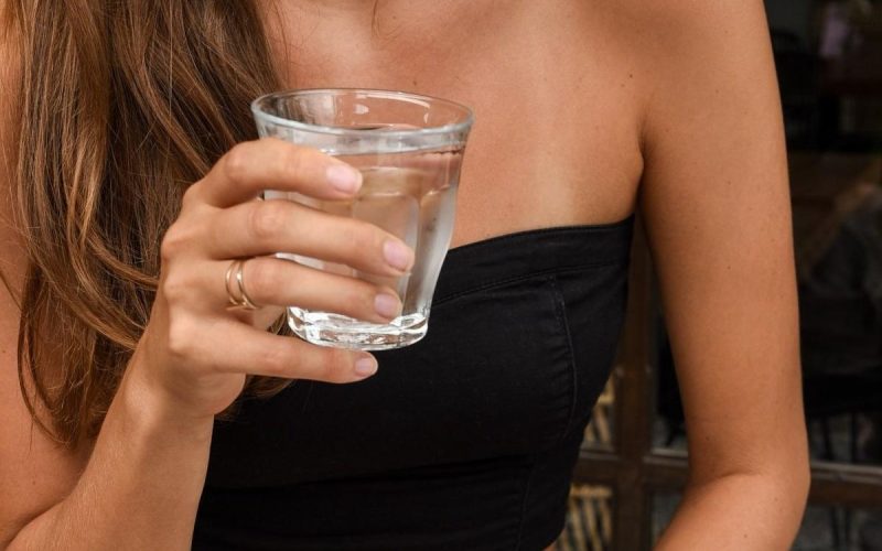 Почему не нужно пить 2л воды в день?