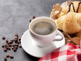Почему полезно пить кофе по утрам?