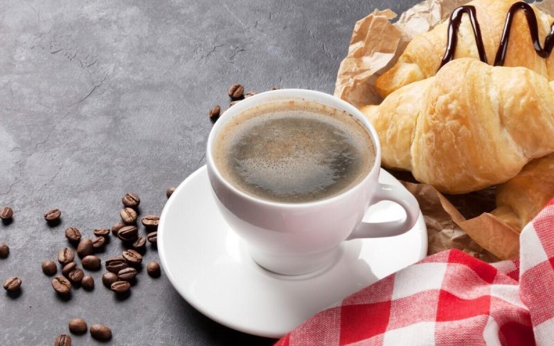 Почему полезно пить кофе по утрам?