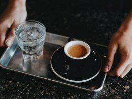 Почему после кофе нужно выпить стакан воды?
