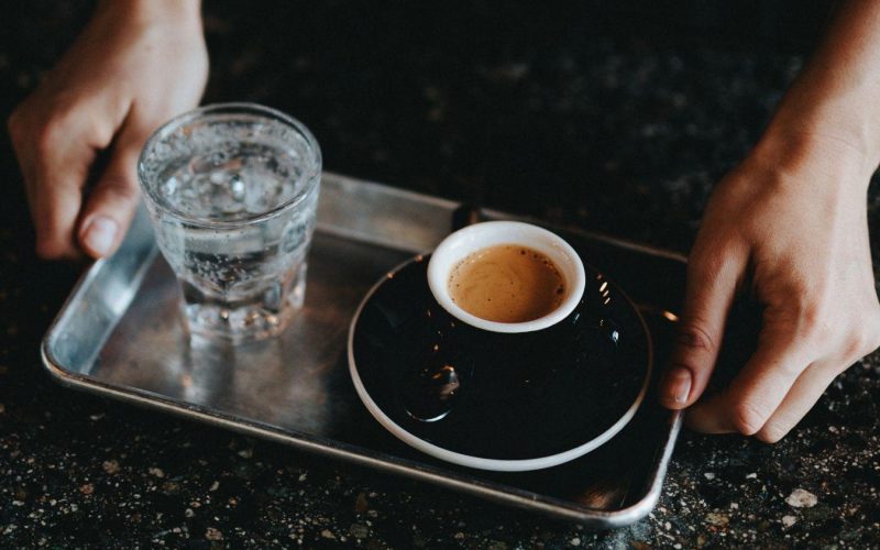 Почему после кофе нужно выпить стакан воды?